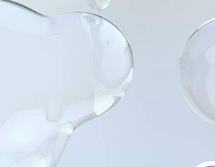 Des bulles de gel translucides flottent sur un fond clair, creant une ambiance legere et aerienne.