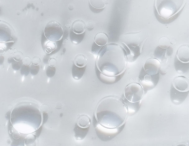 Diverse waterdruppels en luchtbellen op een heldere, doorzichtige achtergrond.