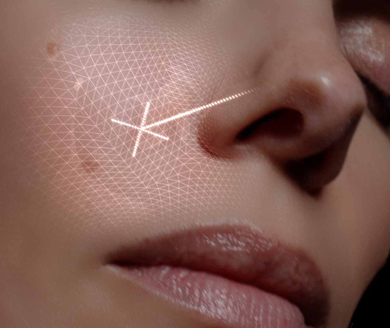 Un gros plan d'un visage avec un motif geometrique trace sur la peau, specialement autour du nez et des joues.