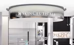 Reception moderne avec le logo SkinCeuticals, a l'amenagement lumineux et elegant, axee sur les soins de la peau.
