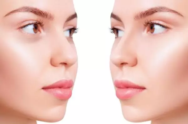 Deux profils d'un visage feminin avec une peau lisse et une expression neutre.