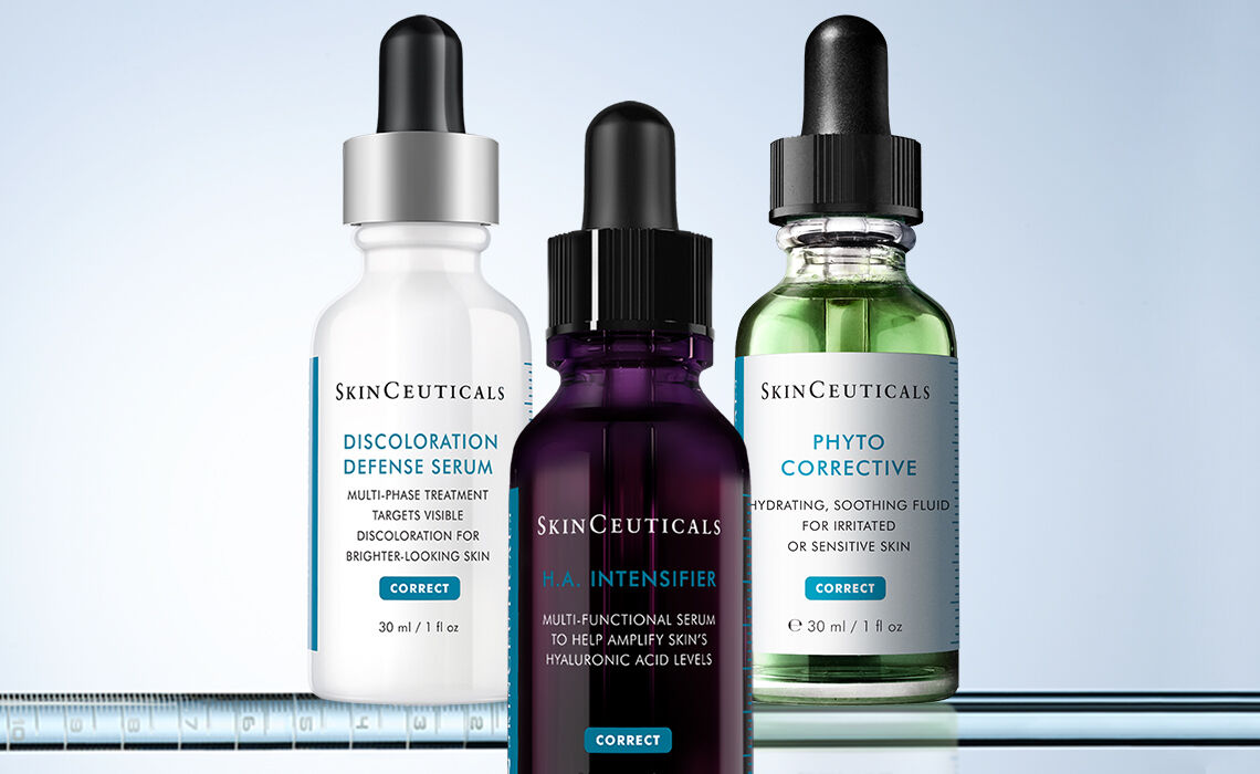 Trois flacons de serums pour la peau SkinCeuticals sont places cote a cote : Discoloration Defense Serum, HA Intensifier Multi-Glycan et Phyto Corrective.