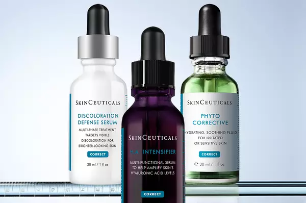 Trois flacons de serums pour la peau SkinCeuticals sont places cote a cote : Discoloration Defense Serum, HA Intensifier Multi-Glycan et Phyto Corrective.