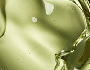 Huile vegetale translucide avec des reflets dores, montrant des textures fluides et legeres.