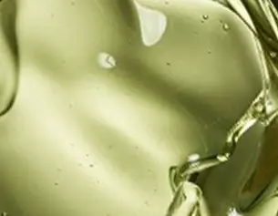 Huile vegetale translucide avec des reflets dores, montrant des textures fluides et legeres.