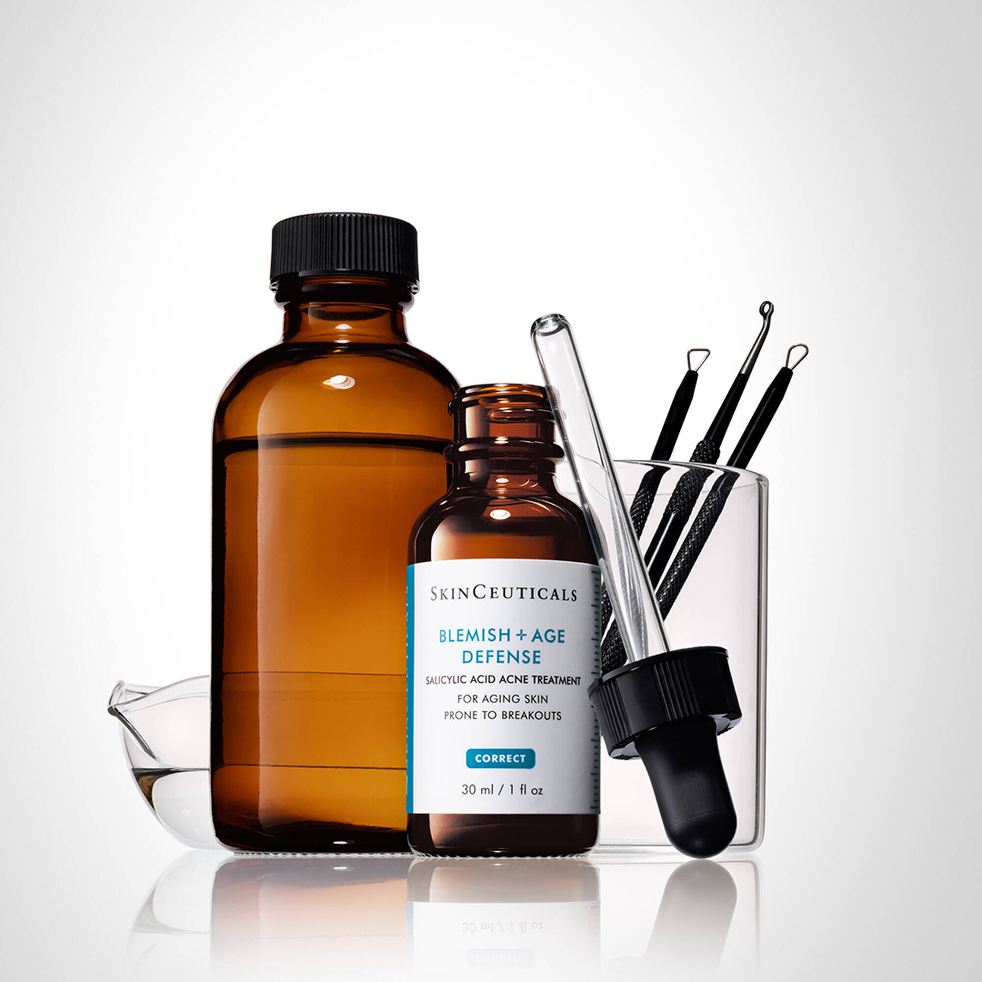 Flesjes en pipet met huidverzorgingsproducten voor de behandeling van acne en veroudering in een labomgeving.