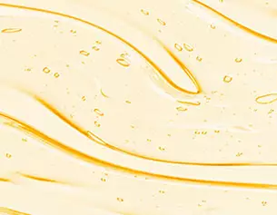 Texture fluide et brillante d&aposun liquide jaune clair, avec des reflets et des bulles d&aposair a la surface.
