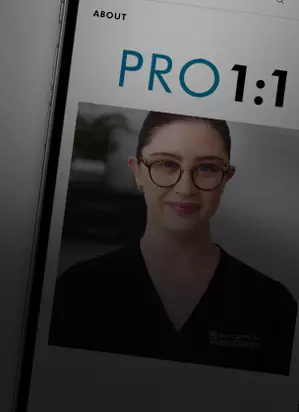 Une femme souriante en blouse noire, presentant un programme sur le site SkinCeuticals.