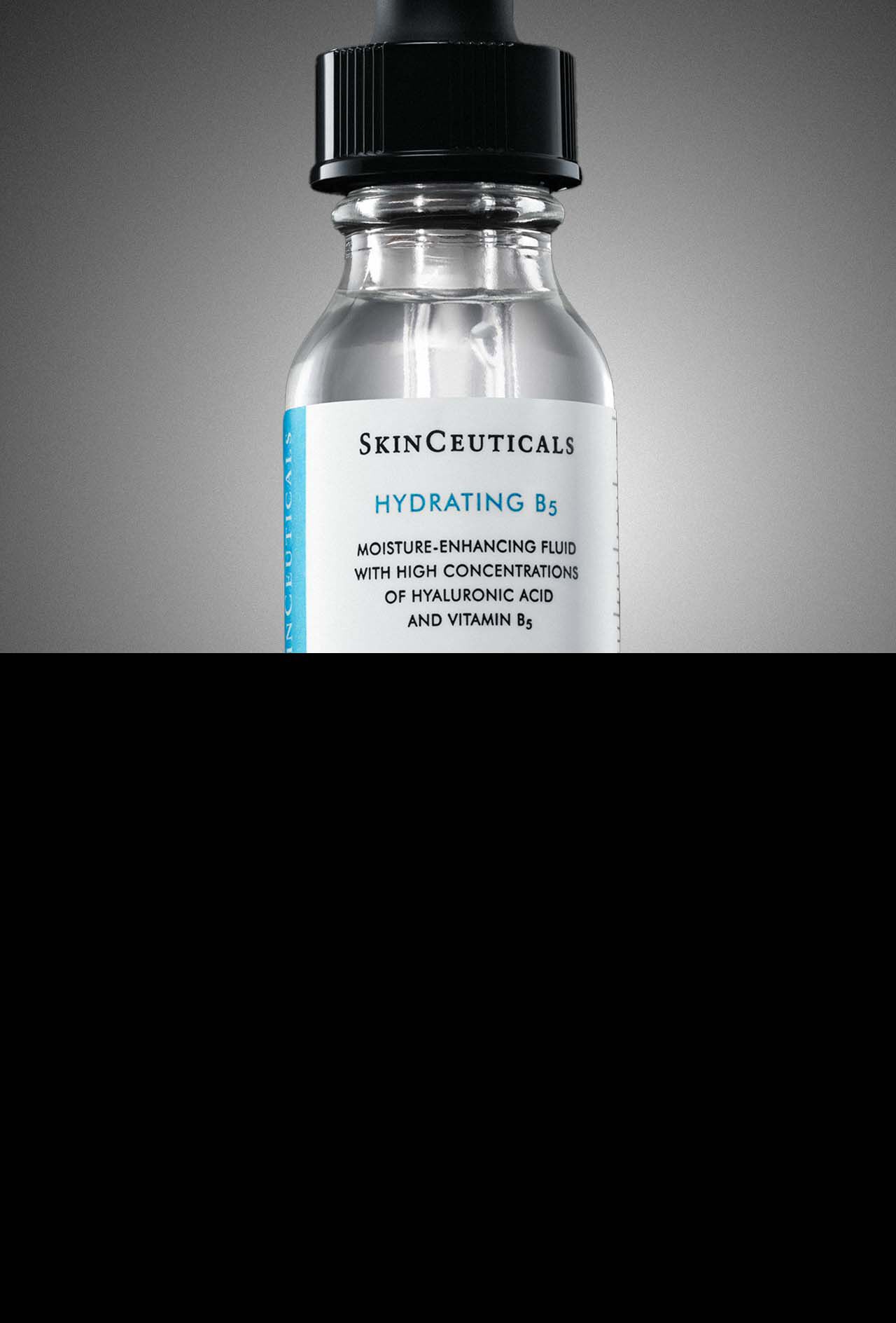 Une trousse de toilette noire contenant divers serums pour le visage et cremes dans differents flacons en verre et tubes.