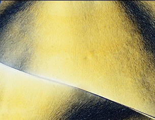 Abstracte close-up van gele en zwarte texturen met golvende patronen.