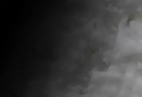 Abstracte afbeelding met donkere en lichte wolkenachtige structuren, die een mysterieuze sfeer oproept.