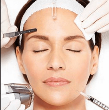 Une femme aux yeux fermes subit un traitement dermatologique avec divers instruments, realise par des mains portant des gants blancs.