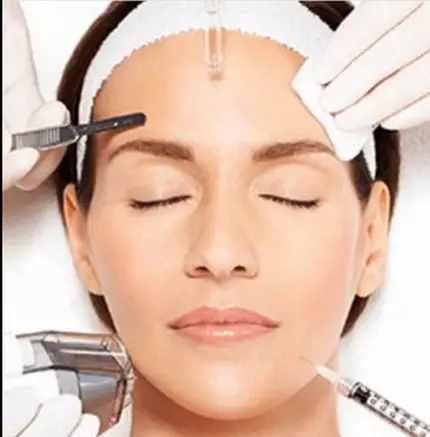 Une femme aux yeux fermes subit un traitement dermatologique avec divers instruments, realise par des mains portant des gants blancs.