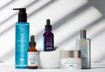 Produits de soin SkinCeuticals sur un fond clair avec des jeux d'ombres. Comprend un nettoyant, des serums et une creme solaire.