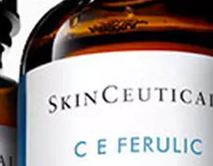 Trois flacons en verre de serum SkinCeuticals C E Ferulic avec une petite fiole a cote.