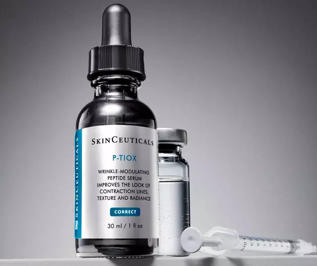 Flacon de serum anti-rides SkinCeuticals P-TIOX, a cote d'une petite ampoule et d'une seringue, sur fond gris.