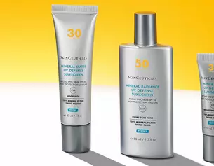 Trois tubes de protection solaire SkinCeuticals sur un fond jaune : un produit mat, un eclatant et un teinte.