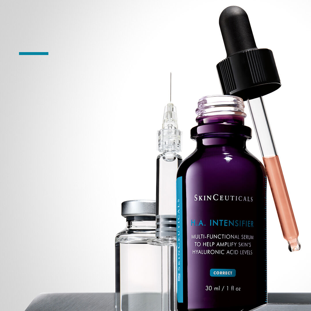 Une image de produits de soins de la peau, incluant un flacon de serum avec une pipette, une seringue et un contenant en verre, tous de la marque SkinCeuticals.