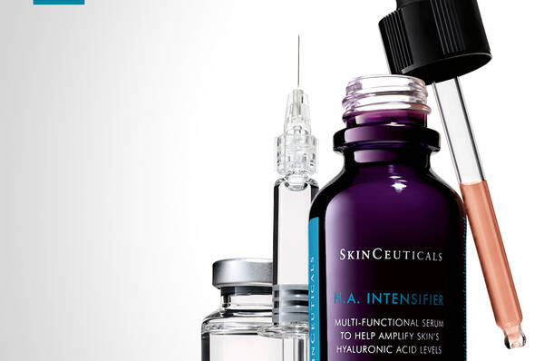 Une image de produits de soins de la peau, incluant un flacon de serum avec une pipette, une seringue et un contenant en verre, tous de la marque SkinCeuticals.
