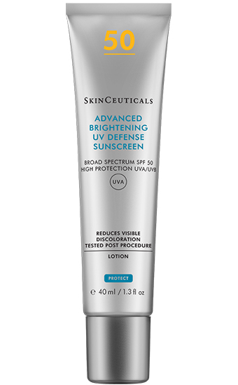 Advanced Brightening UV Defense Sunscreen SPF 50:  La protection solaire éclaircissante quotidiene qui protège contre les dommages du soleil tout en réduisant la décoloration existante de la peau.